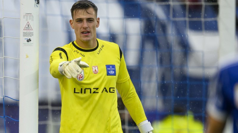 Will an ex-Blau-Weiß goalie be Stuttgart's new No. 1?