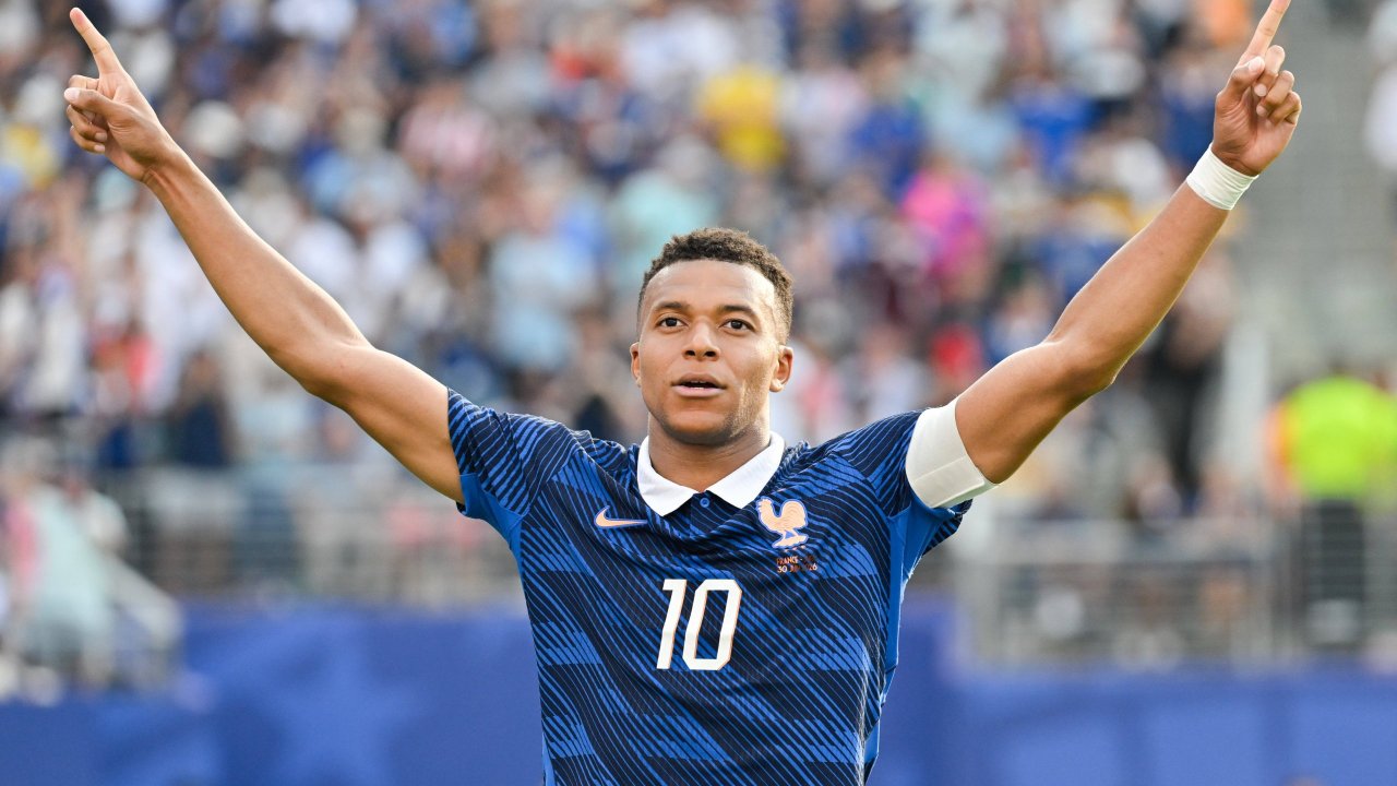 World Cup Update: France Dazzles, Mexico Defeats Ecuador