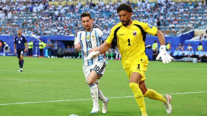 After World Cup exit: Vozinha swaps jersey with Messi
