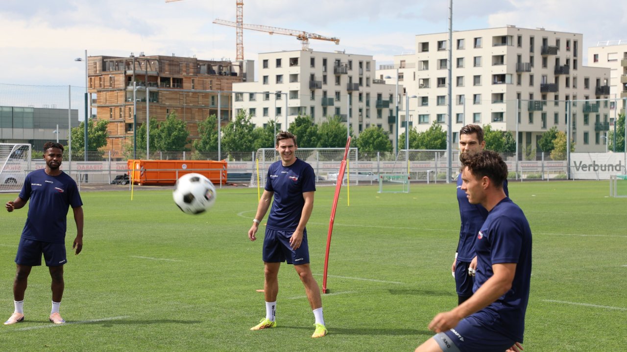 Prominent Guest! Austria International Keeps Fit at "AMS" Camp