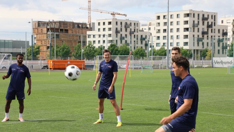 Prominent Guest! Austria International Keeps Fit at "AMS" Camp