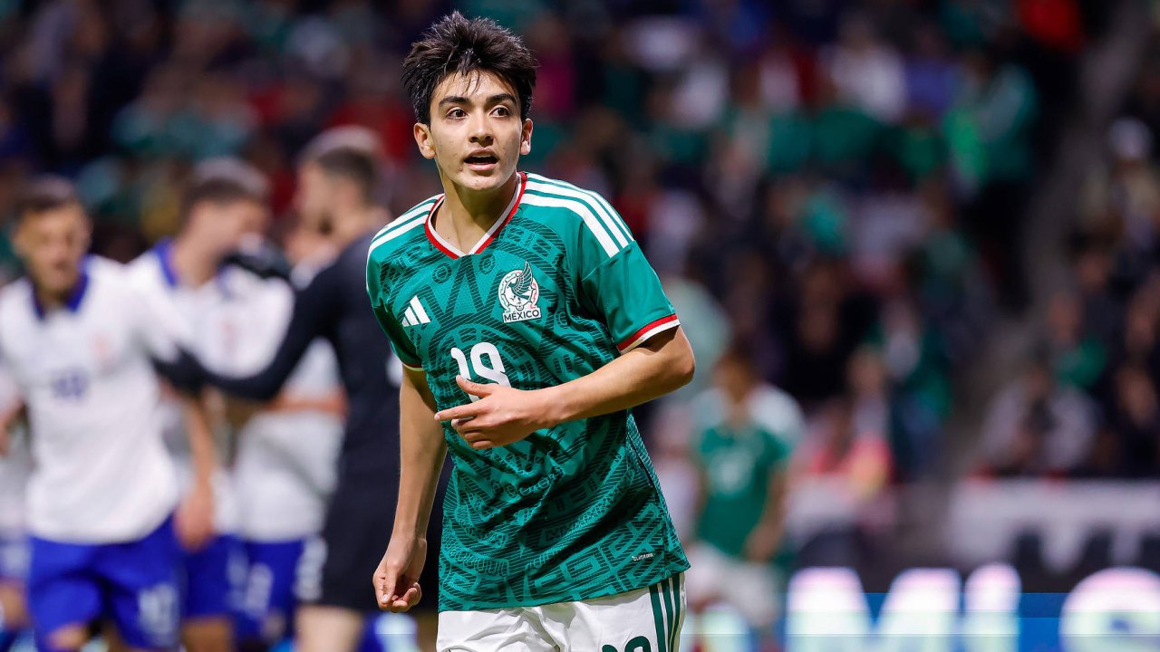 Youngster Mora Celebrates Graduation After Mexico's World Cup Exit