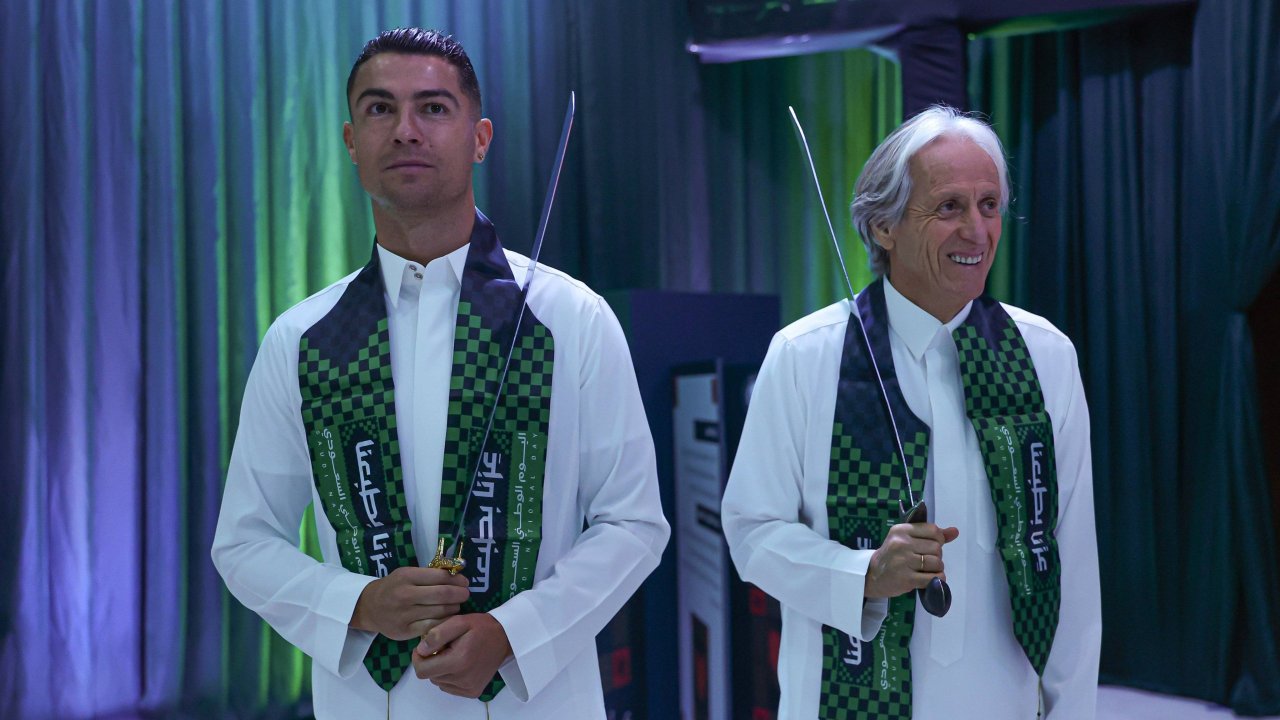 Good Omen for CR7? Ex-Ronaldo Coach Likely to Take Over Portugal