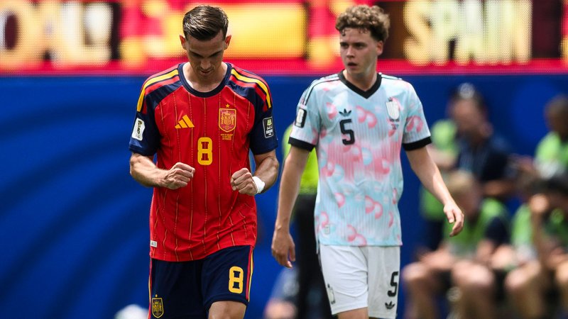 VIDEO: Spain capitalize on goalkeeping blunder
