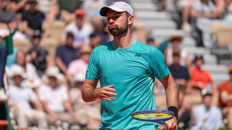 Rodionov Loses in Gstaad Despite Set Lead