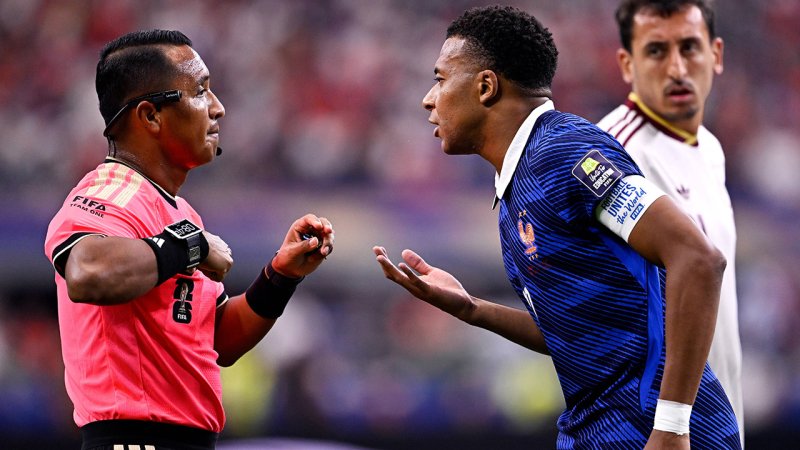 Deschamps Criticizes Referee: "Did He Have the Necessary Class?"
