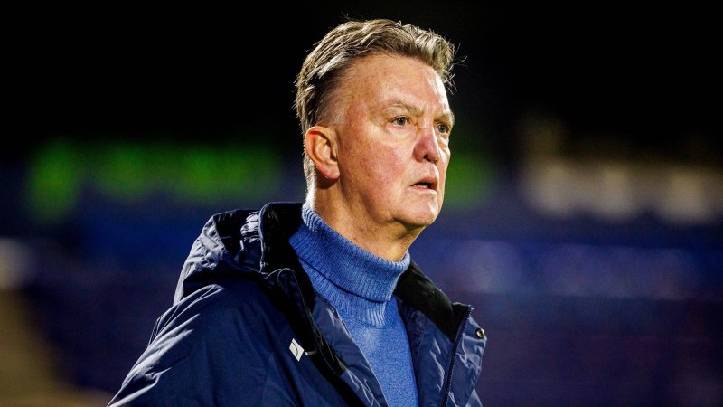 Louis van Gaal (74) offers himself to former employer