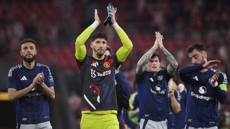 Manchester United offloads goalkeeper