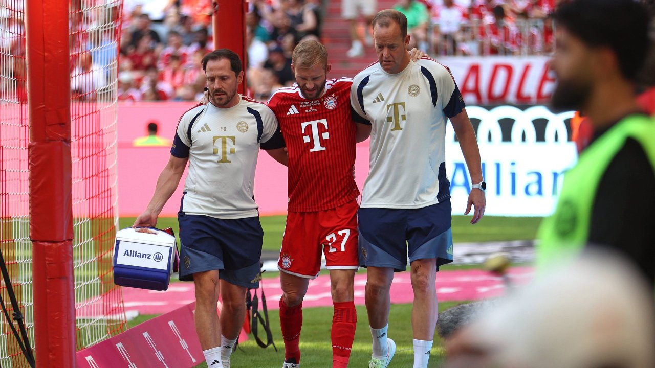 In Bayern Friendly: Laimer has to be helped off the pitch