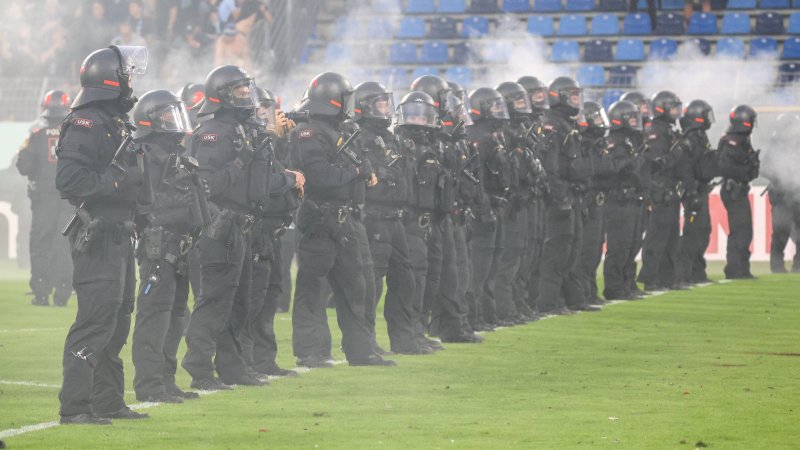 DFB-Pokal: 35 Police Officers Injured at Derby – Multiple Arrests