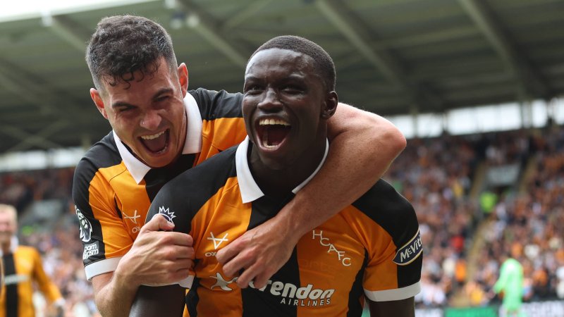 Newly promoted Hull shock Man United in Premier League opener