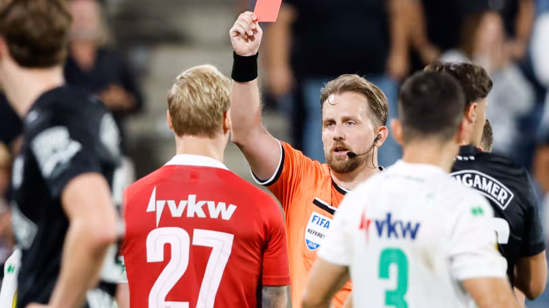 Mader on Schierl's red card: "He shouldn't do that"