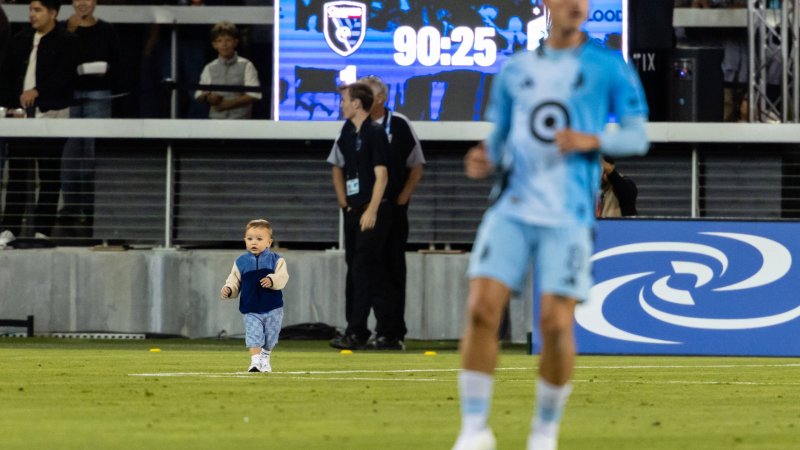 Bizarre: A baby suddenly appears on the field in MLS