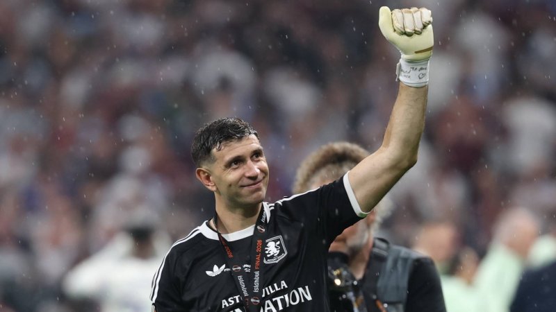 Goalkeeper Emiliano Martinez makes intra-Premier League switch
