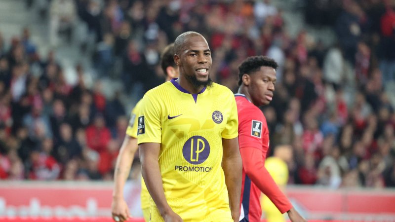 Unbelievable! Ex-World Champion shown red card after 43 seconds