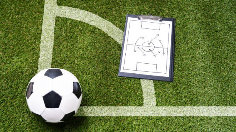 How to Analyze a Football Match Based on Form and Tactics