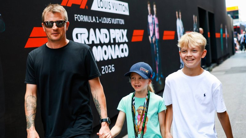 Red Bull Racing Signs Räikkönen