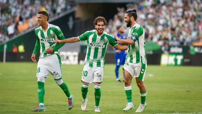 Special Campaign! Betis Players Walk Out With Seniors