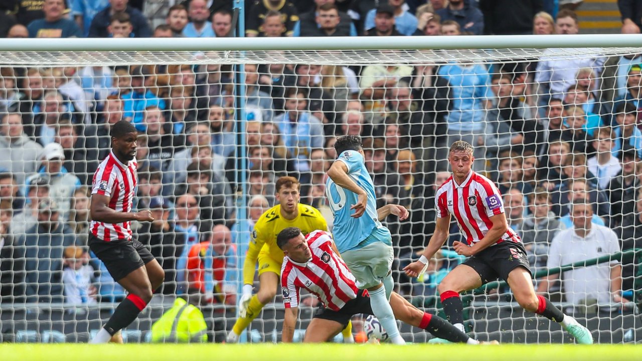Eight-Goal Thriller: Sunderland Suffer Narrow Defeat at Man City