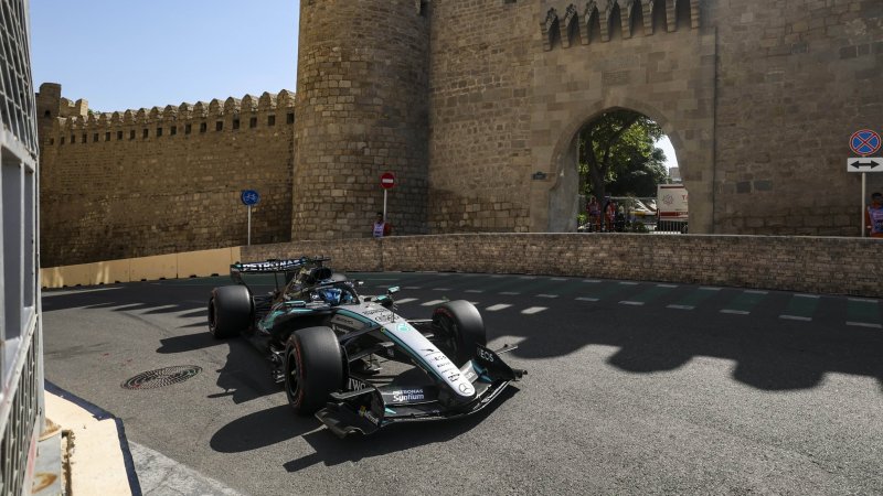 Silver Arrows dominate in FP2! Lindblad crashes into the wall