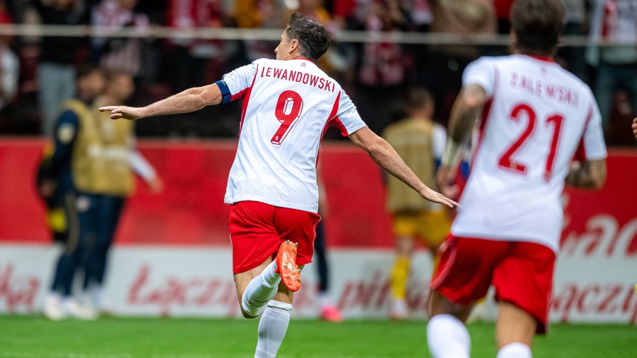 Lewandowski Brace! Poland Dismantles Romania