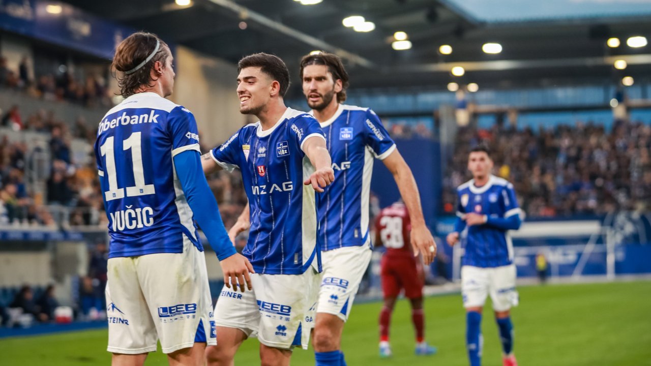 Five Goals, Two Sendings-Off! Blau-Weiß Stays Top