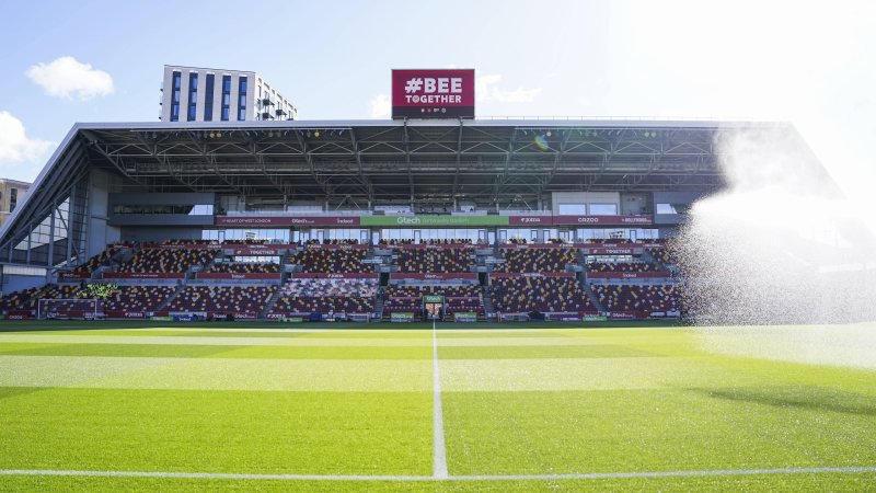 Dangerous Act at Schuster's Club: Rugby Ball Flies onto Pitch