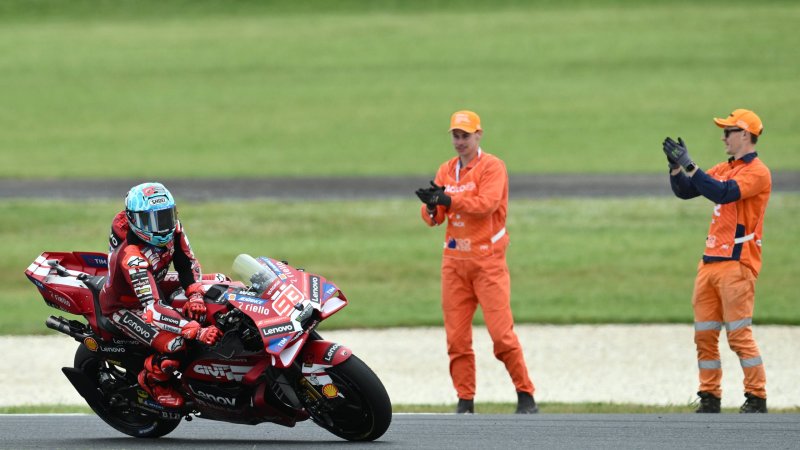 Marquez wins Australian Sprint, Martin breaks wrist