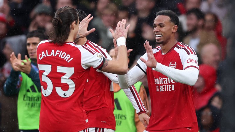 Arsenal capitalizes on ManCity's slip-up and draws level at the top