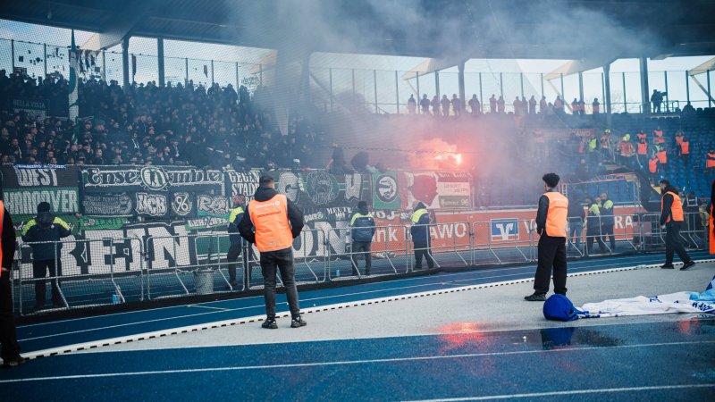 Firefighters targeted! Fan incident in Lower Saxony derby