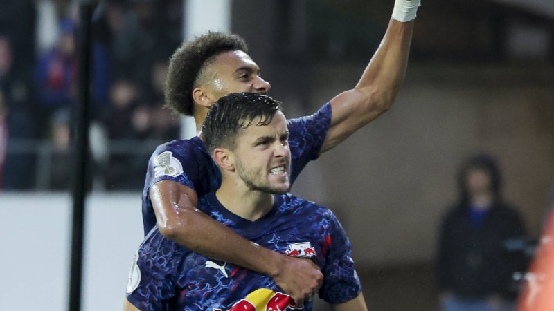 Baumgartner fires Leipzig through after Seiwald's sending off