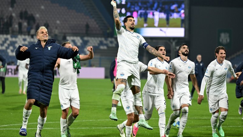 Lazio surges to top spot with win in goal-laden thriller